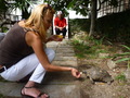 кормим черепаху; экскурсия по восточному побережью Лигурии