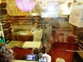 изготовление генуэзской фокаччи в пекарне