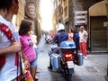 полицейский патруль на старых улочках Генуи