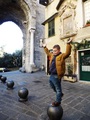 уже настоящий - мальчик на шаре, город Генуя Италия
