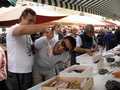 дегустация рыбы на базаре в Ницце
