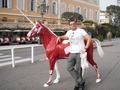 гуляние красного коня в Княжестве Монако