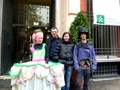 Светлана и Евгений из Перми; с историческими персонажами на улице в Генуе